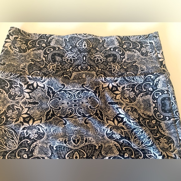 LulaRoe Cassie Black & Cream Floral Print Pencil Skirt - Picture 2 of 7